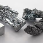 Zinc_fragment_sublimed_and_1cm3_cube